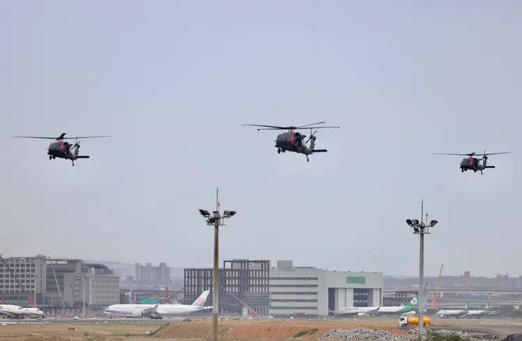 演習出動黑鷹和阿帕契戰機。林林攝