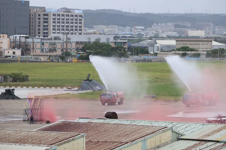 模擬敵軍攻擊後之滅火，林林攝