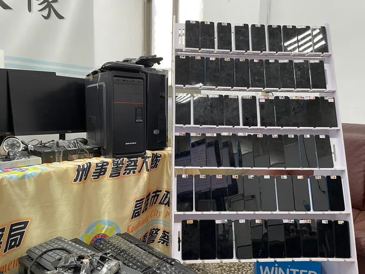 警方查獲電腦設備與手機等證物。翻攝畫面