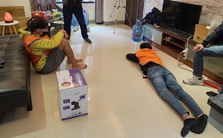 高市刑大垂降、破窗，逮捕現場正操作洗錢、轉帳工作之機房成員。翻攝畫面