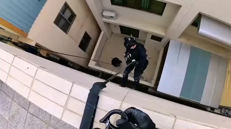 高市刑大垂降、破窗，逮捕現場正操作洗錢、轉帳工作之機房成員。翻攝畫面