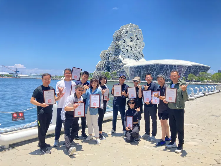 陳其邁與多位首長、議員一起拿到結業證書。翻攝畫面