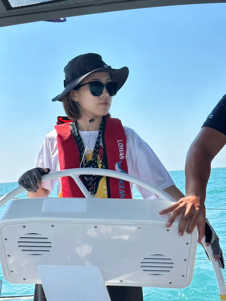 發言人周璟瑜不會開車，但已經先學會開帆船。翻攝畫面