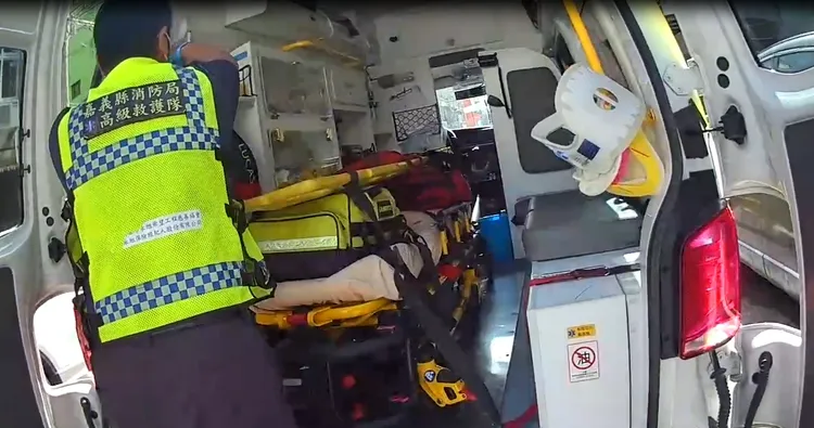 警消現場予以急救，傷者一度恢復微弱呼吸。讀者提供