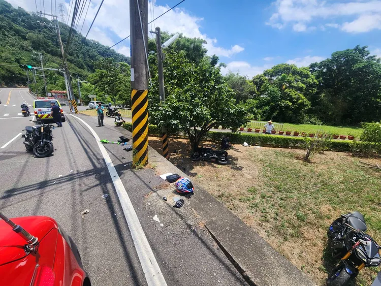 2輛重機摔落旁邊的果園。民眾提供