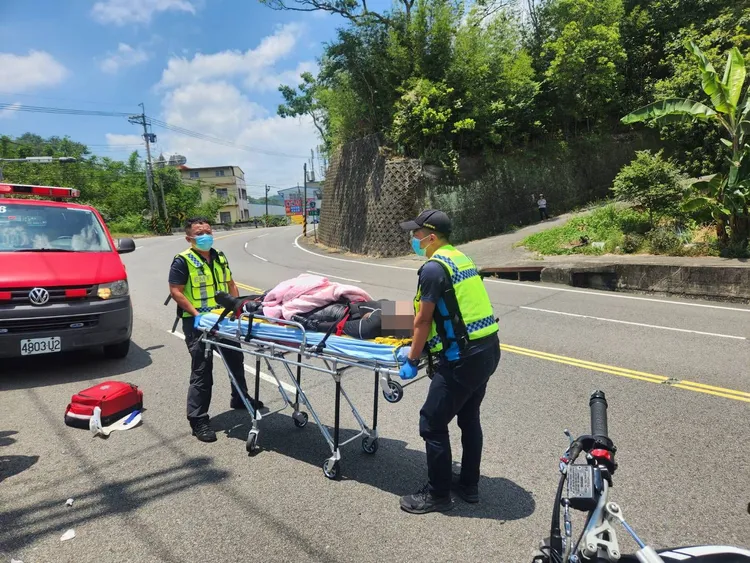 救護人員將傷者送醫。民眾提供