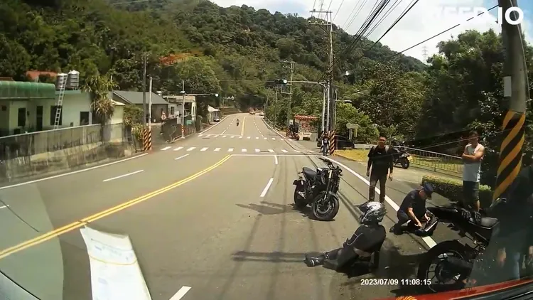 女騎士摔車後坐在馬路上。民眾提供