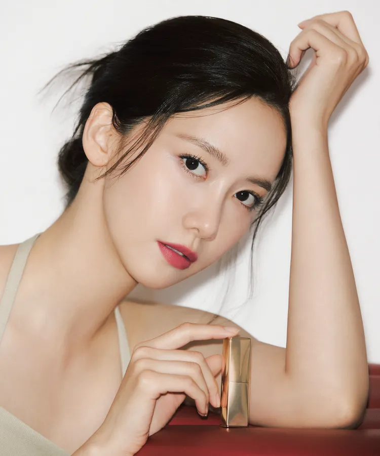 潤娥在絕美奢潤精萃唇膏全新形象照中，抹上了全新絲霧#420。品牌提供