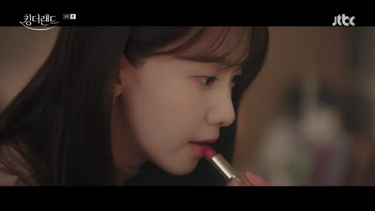 潤娥在劇中使用了絕美奢潤精萃唇膏#420。品牌提供