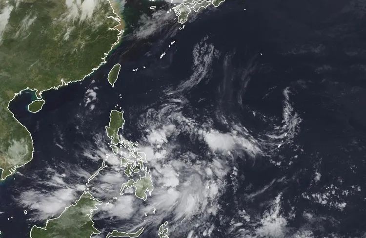 菲律賓東方大型低壓帶待觀察。翻攝自粉專「台灣颱風論壇｜天氣特急」