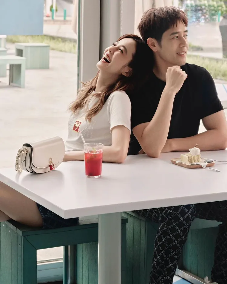 陳庭妮（左）和胡宇威散發幸福的同框畫面，更令粉絲們回想起2人合演偶像劇時的浪滿情節。翻攝chen_ting_ni IG