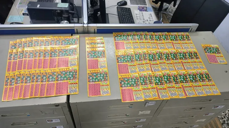 鄧嫌整本彩券抓著就跑，所姓民眾見義勇為將他壓制。翻攝畫面