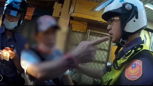 男子花千元轉移瘖啞人注意　整本彩券搶了就跑！旋遭警民合力壓制逮捕