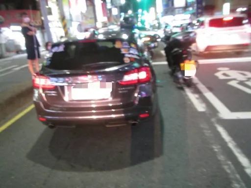 「帝王條款」也沒用啦！行人闖紅燈肇禍　騎士急煞被追撞