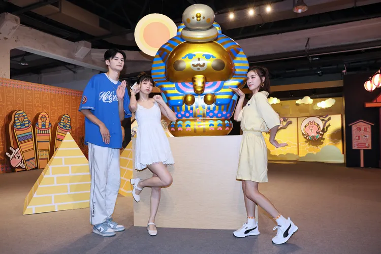 寶兒（左起）、羅奕傑、宇珊深陷P助與粉紅兔兔的魅力。寬宏藝術提供