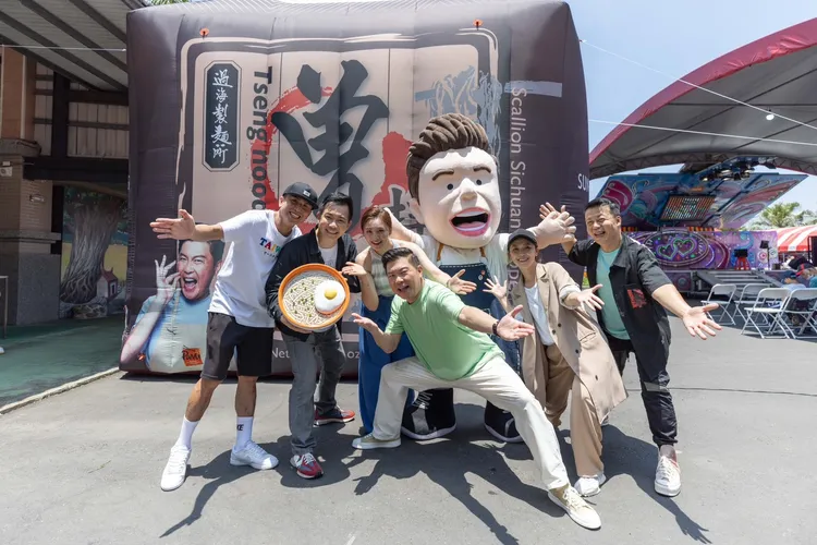 型男大主廚主持人以及廚師團隊來到宜蘭共襄盛舉。PaMi曾拌麵提供