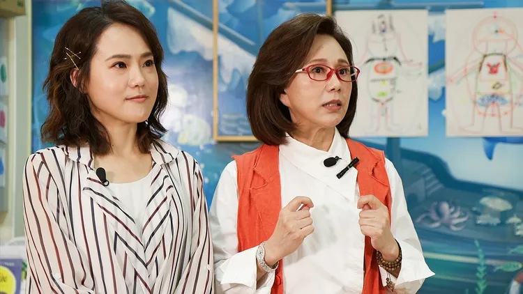 孫翠鳳(右)認為堅持興趣要靠意志力與理解力，左為其大女兒陳昭婷。公視