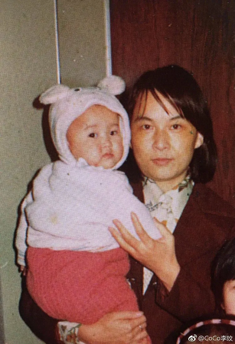 李玟從小就是媽媽懷中的寶。翻攝李玟微博