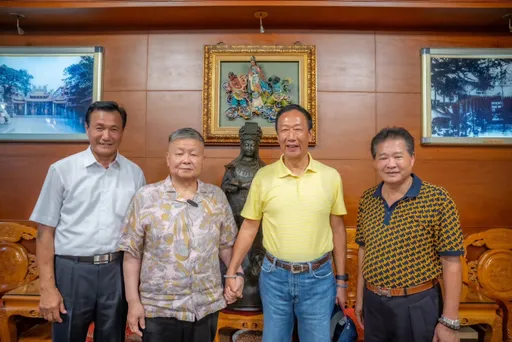 郭台銘拜大甲媽祖緊牽顏清標！　喊「台灣需要改變」：很多人希望我出來做些什麼