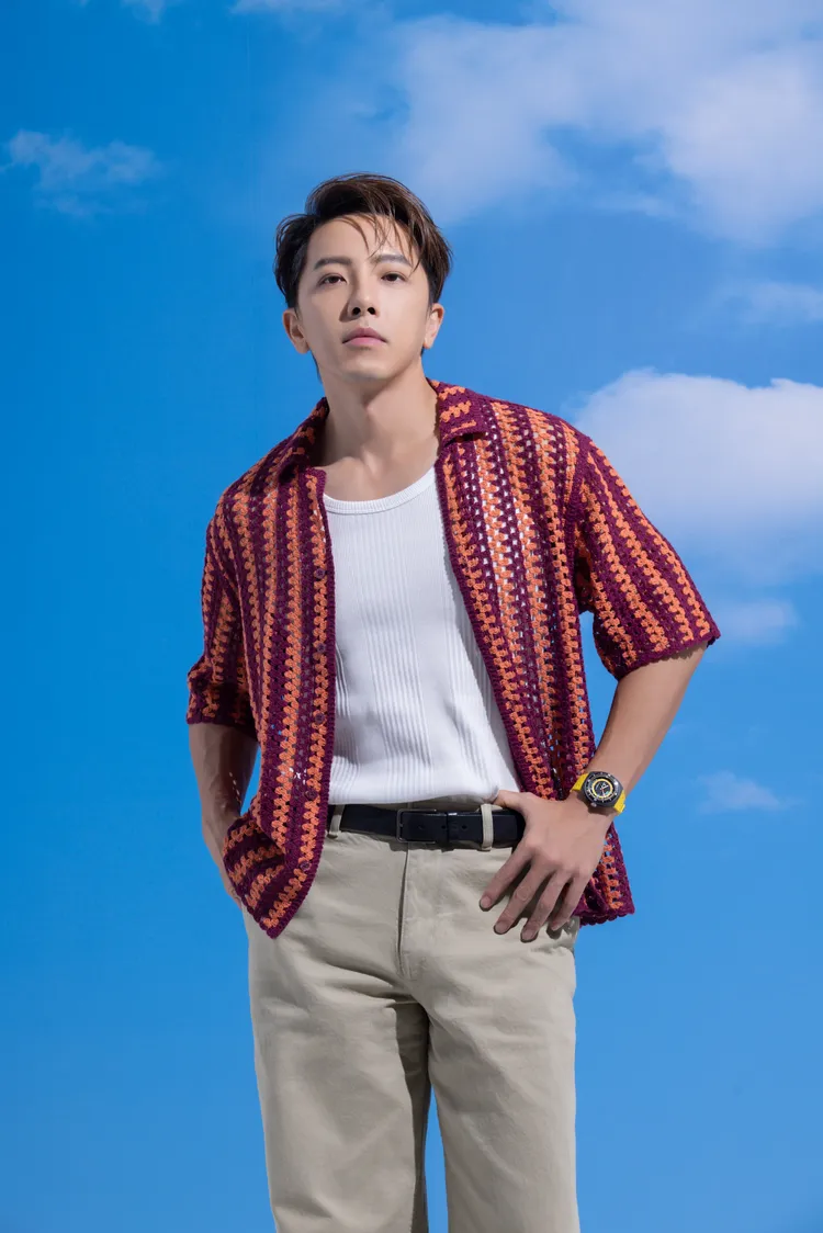 在天梭表日前釋出的全新形象照中，坤達以大使身分示範了旗下最新推出的Sideral系列腕錶。品牌提供