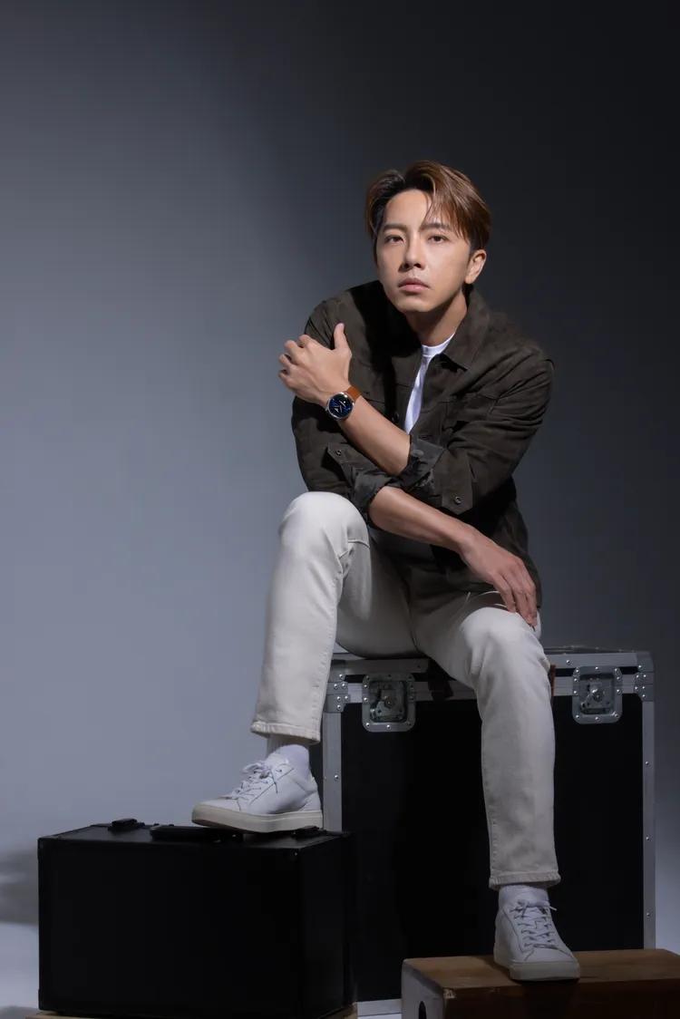 坤達自2021年起擔任瑞士天梭表品牌形象大使。品牌提供