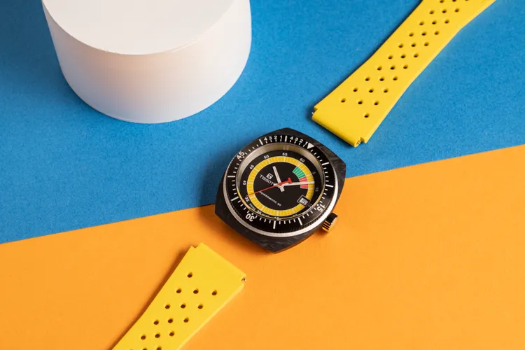 新款Sideral錶款承襲原版一體式穿孔橡膠錶帶和創新扣合系統，並貼心加入了快拆設計。品牌提供