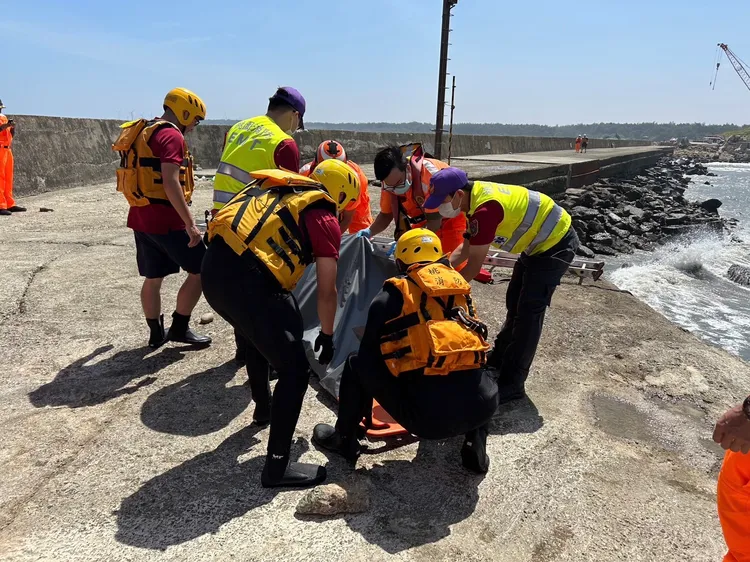 警消打撈上岸。桃園市消防局提供