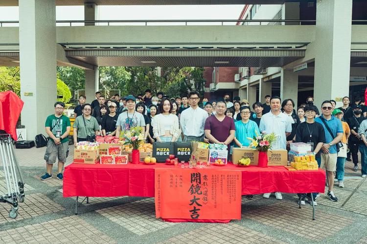 監製郝柏翔（前排左起）、女主角蔡思韵、男主角陳柏霖、導演王鼎霖、監製葉如芬開心合影。甲上娛樂提供