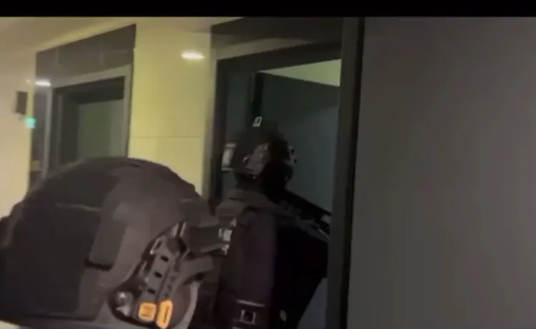 警方攻堅翁男住處逮人。翻攝畫面
