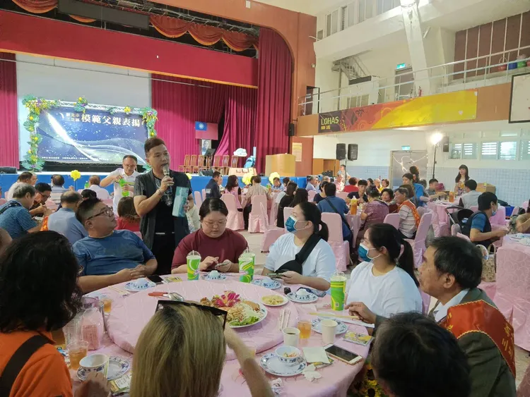 刑警歌手林慶宏向民眾於進行反詐。公所提供