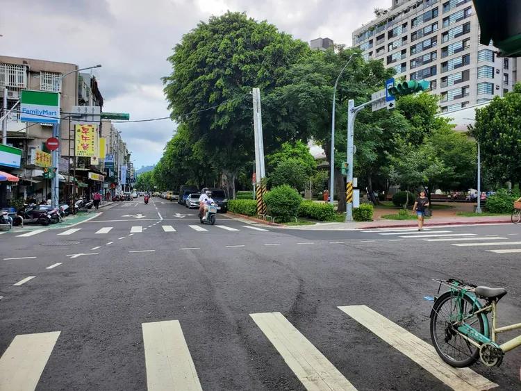 小客車駕駛疑似未注意斑馬線上行人。翻攝畫面