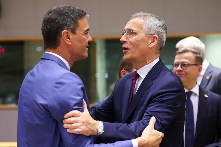 桑傑士（左）29日與北約秘書長秘書長史托騰柏格（Jens Stoltenberg）會面。路透社