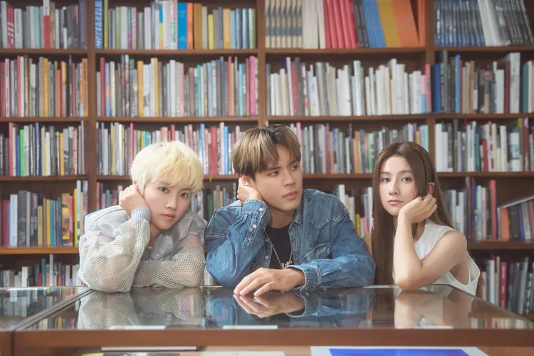 晨悠新歌《蠻好聽的其實》特別邀請今年才恢單的陳零九拍攝MV。索尼音樂提供