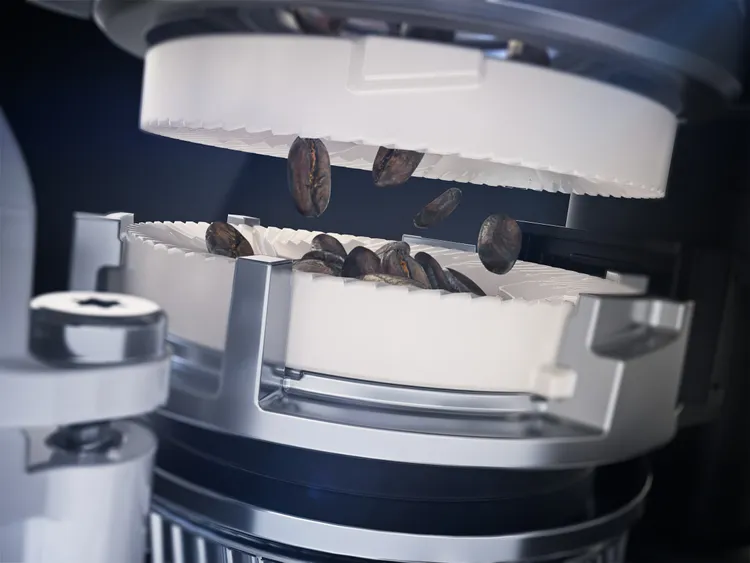 「飛利浦 LatteGo EP5447」採用100％陶瓷研磨器，共12段研磨粗細調整，以低溫研磨咖啡豆，完美封存咖啡豆風味。業者提供