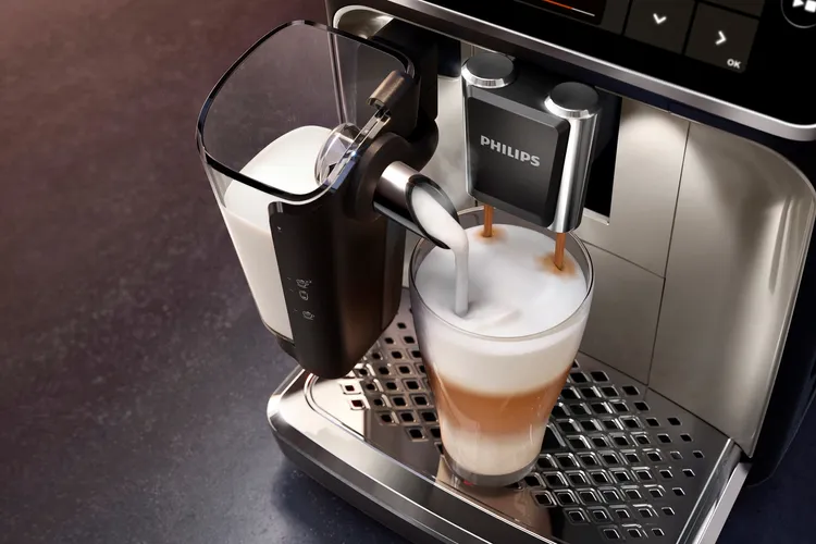 「LatteGo 創新奶泡系統」首創無管線設計，奶泡綿密度提升25%、操作音量也降低50%，使用完畢15秒即可快速清潔。業者提供