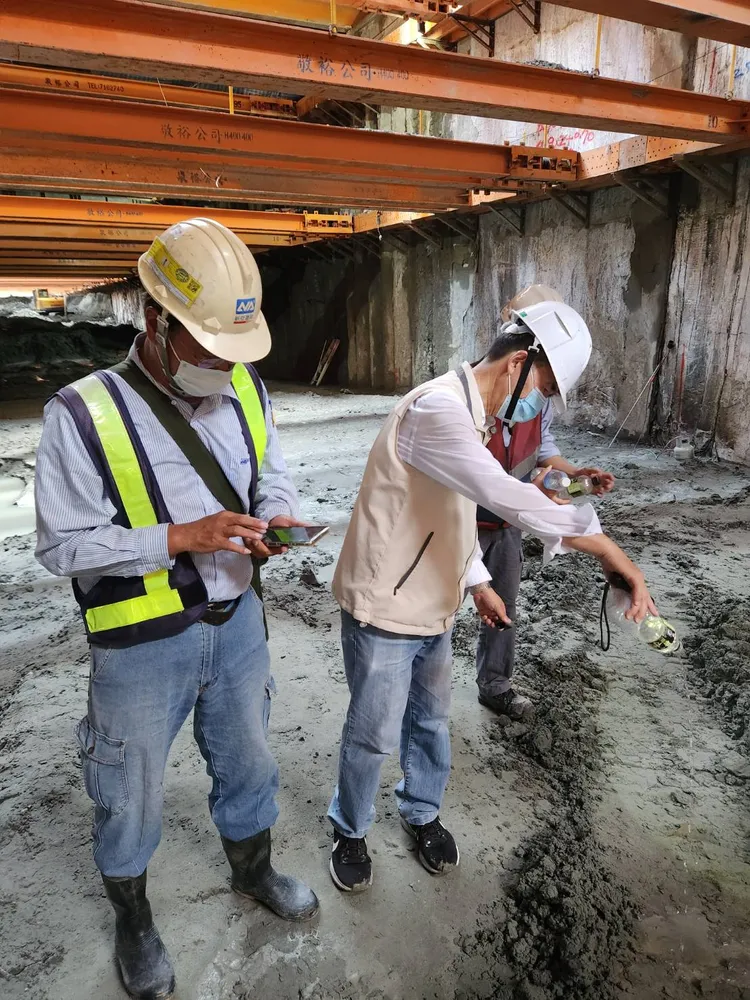市府派員稽查鐵路地下化工程，當場查獲一處陽性孳生源。市府提供