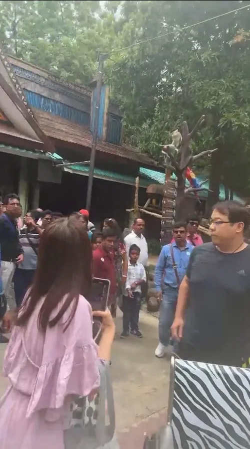 日前一名台灣女子和先生、女兒一起去泰國旅遊，卻遭別團的印度男子摸臀，當場開罵。翻攝《7哥眼鏡》的抖音