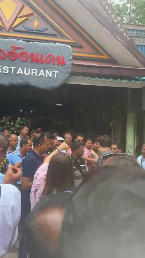 日前一名台灣女子和先生、女兒一起去泰國旅遊，卻遭別團的印度男子摸臀，當場開罵。翻攝《7哥眼鏡》的抖音