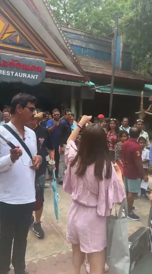 台灣女子泰國旅遊遭別團的印度男子摸臀，當場開罵，氣得向對方比倒讚。翻攝《7哥眼鏡》的抖音