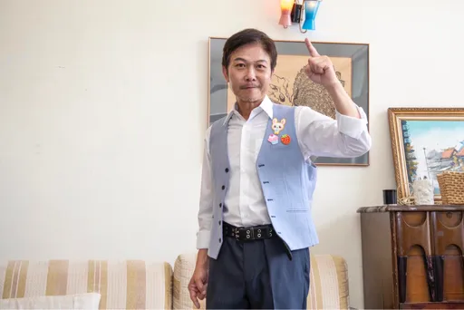 60歲錢小豪首次拍MV無酬力挺 草爺聞片酬1日400萬台幣起跳要以身相許