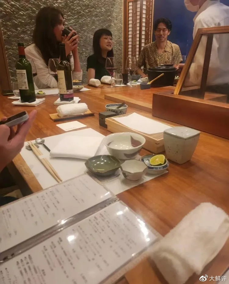 林志玲面前兩瓶紅酒都已喝光。翻攝微博