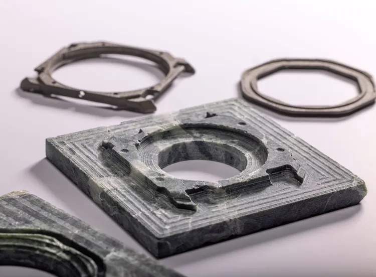 寶格麗採用層疊的大理石薄片，打造出Octo Finissimo Tourbillon Marble錶款的獨特錶殼、鍊帶。品牌提供