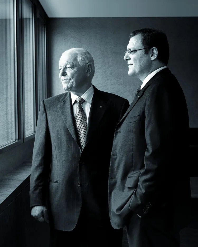 「錶王」百達翡麗選擇先向錶迷賣關子，僅透露會以1款搭載全新機芯的獨特錶款，向今年11月將過85歲大壽的品牌名譽總裁Philippe Stern（左）致敬。品牌提供