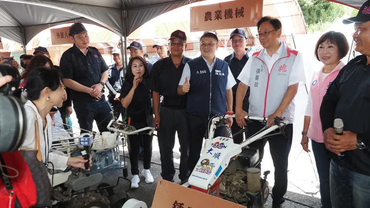 張善政實際操作智慧農業遠端智慧監控。桃園市府提供