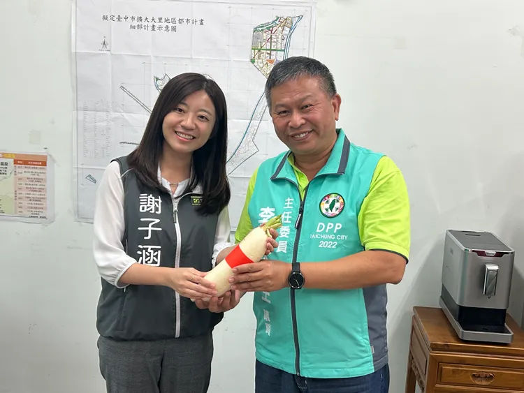 謝子涵拜訪民進黨台中市黨部主委李天生，獲贈「好采頭」。李天生辦公室提供