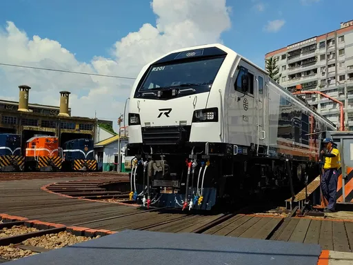 台鐵R200新柴電機車正式亮相 預計年底前投入營運