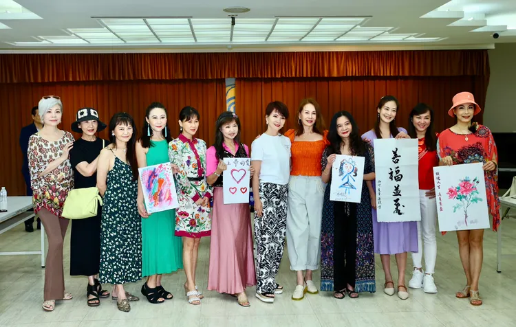 胡翡翠（左起）、賈若男、程秀瑛、苗蔚蘭、米凱莉、龔蓮華、鄧美芳、周丹薇、應曉薇、姚采穎、楊潔玫和凌蕙蕙。彭欣偉攝