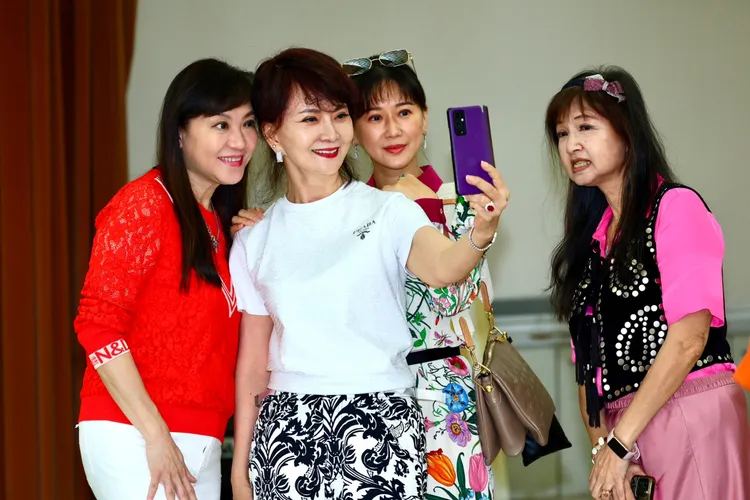 楊潔玫（左起）、鄧美芳、米凱莉、龔蓮華自拍。彭欣偉攝