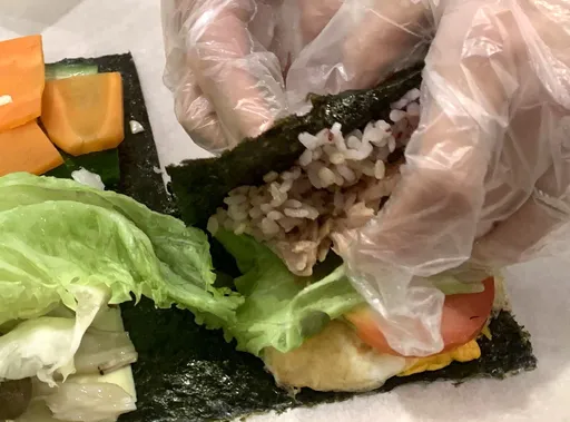 點16顆飯糰！老闆猛給後來客人先拿　他氣炸PO文網卻吵翻了