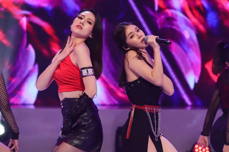 已故藝人高凌風之女葛宸羽（左）與鋼琴家教之絃參賽。民視提供